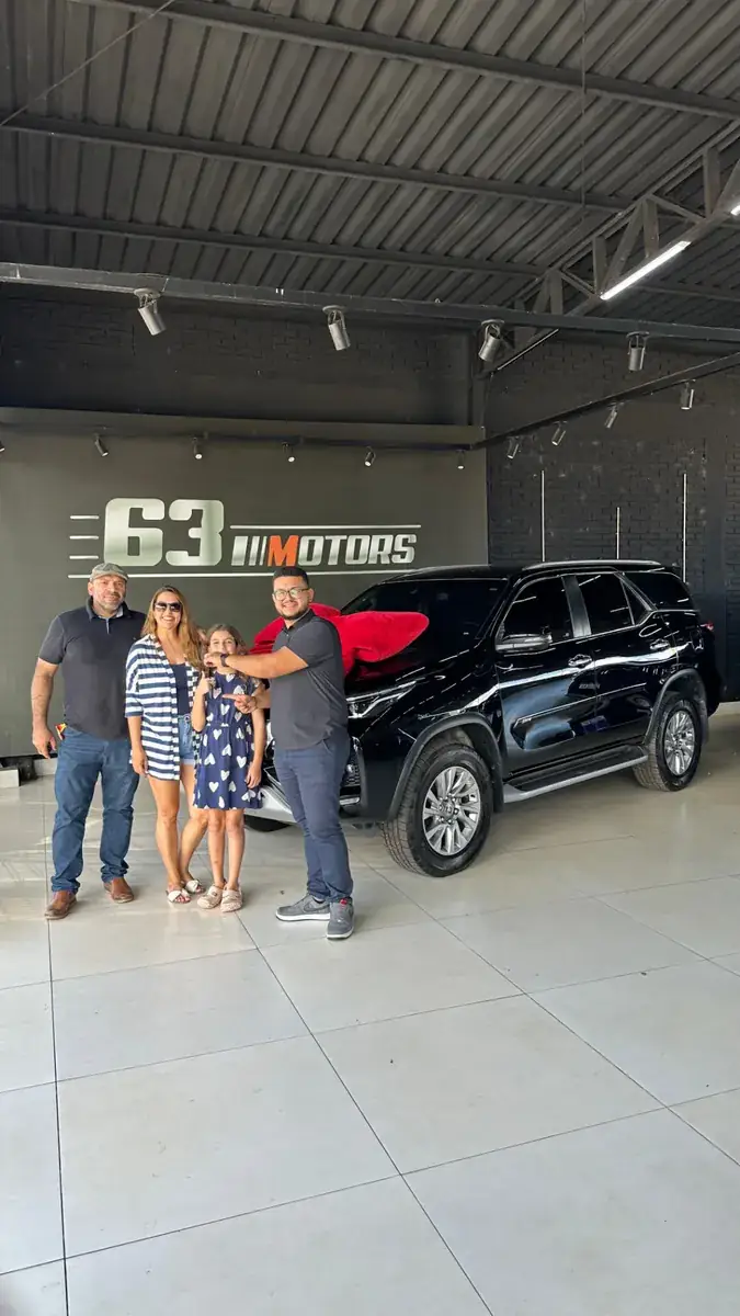 Cliente com seu carro após a entrega 6