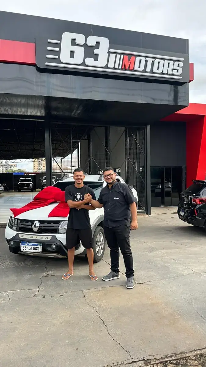 Cliente com seu carro após a entrega 1
