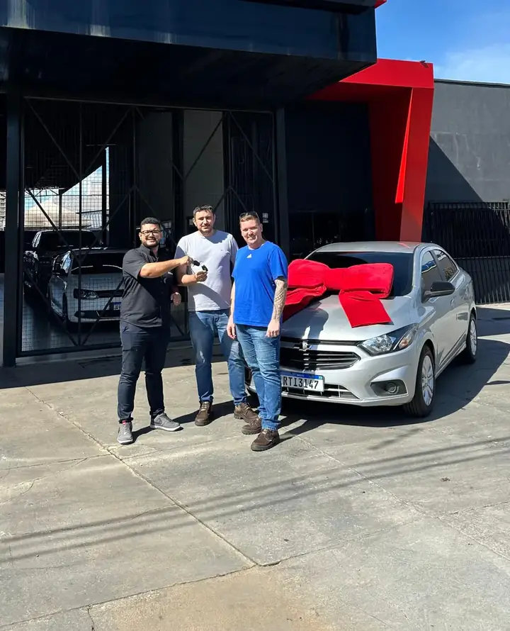 Cliente com seu carro após a entrega 2